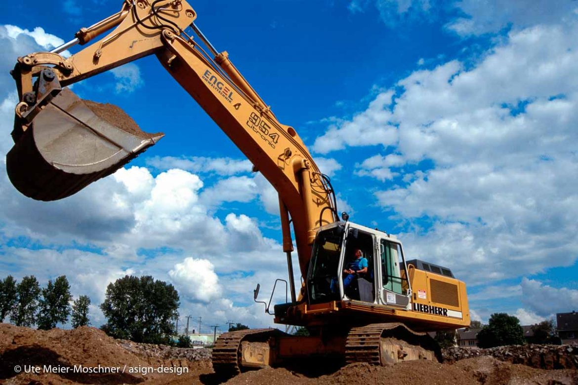 Bagger auf der Großbaustelle Köln Arena