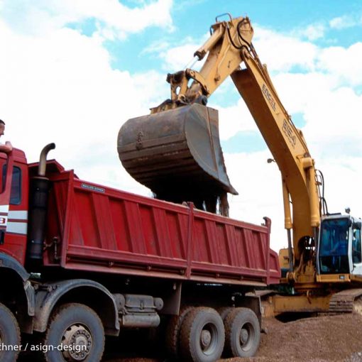 Bagger auf der Großbaustelle der Köln-Arena