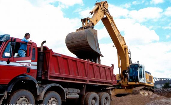 Bagger auf der Großbaustelle der Köln-Arena
