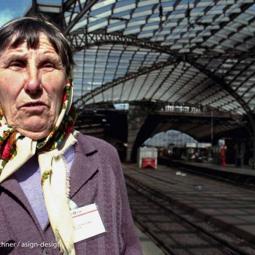 Zwangsarbeiterin vor den Gleisen im Bahnhof in Köln