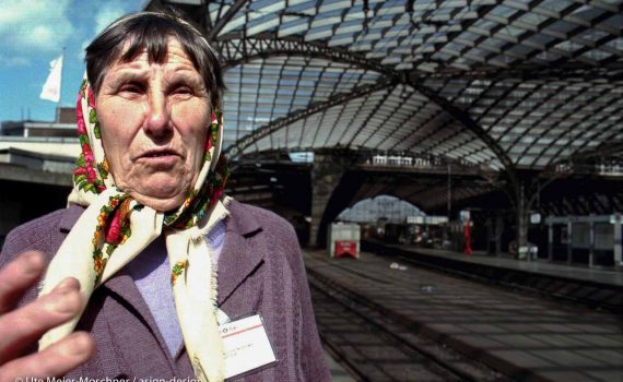 Zwangsarbeiterin vor den Gleisen im Bahnhof in Köln