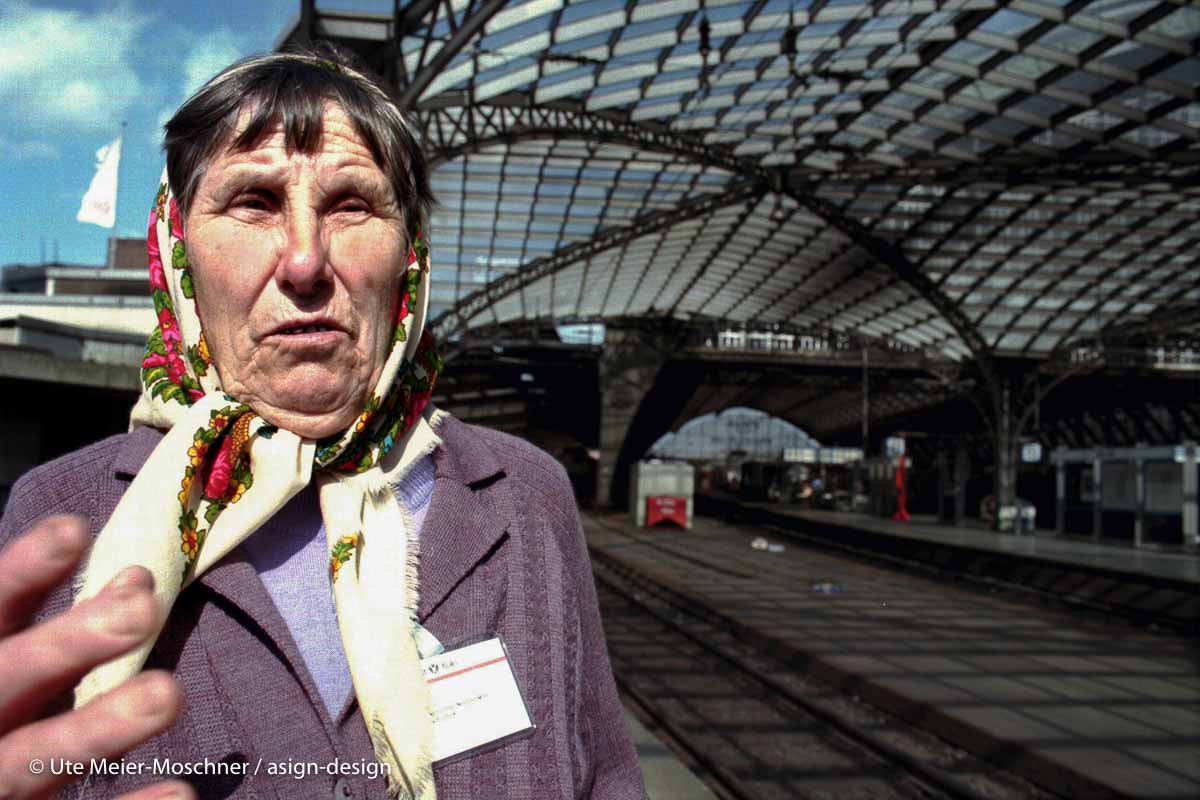 Zwangsarbeiterin vor den Gleisen im Bahnhof in Köln