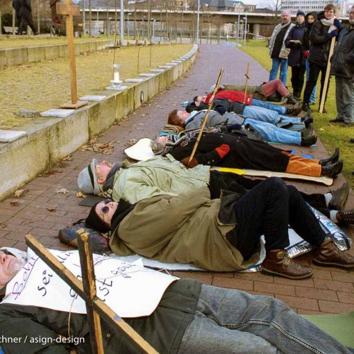 Menschenteppich vor Düsseldorfer Landtag