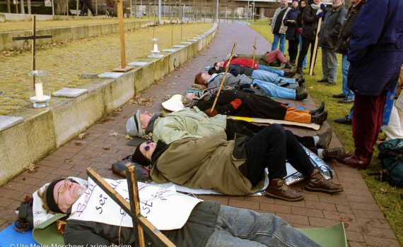 Menschenteppich vor Düsseldorfer Landtag