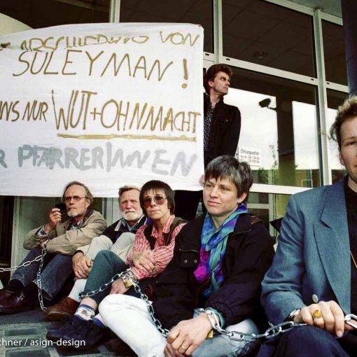 Kirchenasyl: Pfarrer ketten sich vor Ausländeramt an