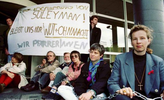 Kirchenasyl: Pfarrer ketten sich vor Ausländeramt an